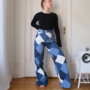 Mönstrade vida jeans i storlek 36 - Säljs då de är alldeles för långa för mig. Personen på bilden är 159 cm. Väldigt bekväma, aldrig använda- i nyskick. 