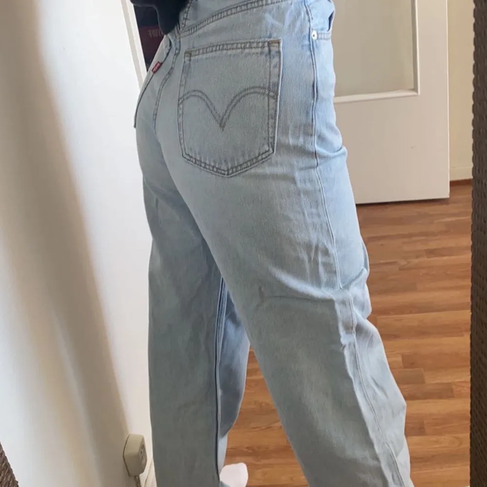 Säljer dessa byxor då dem bara ligger i garderoben och inte använda. Super fina och bekväma. . Jeans & Byxor.