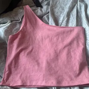 Ett rosa linne som ett axelband, från Gina tricot i storlek L. Köpt av en på plick men har aldrig kommit till användning då den inte riktigt passade mig och inte va min stil. Köparen står för frakten.