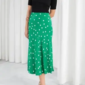 Superfin grön kjol från other stories. Använd fåtal gånger så inga defekter. Fraktar spårbart. 💚