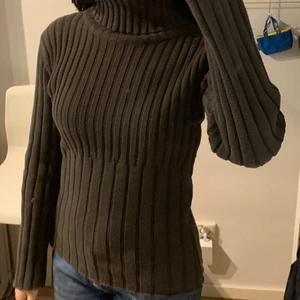 mörk grå polo tröja - Turtle neck, ribbad tröja med knappar på ena sidan, suuuper fin, sällan använd<3