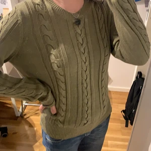 Stickad grön tröja - påminner om rory gilmore tröjan men i en super fin sage grön, knappt använd!!🥰