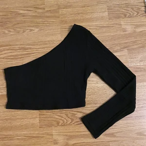 svart topp i strl 34 - En svart topp i strl 34 från Shein. Aldrig använd för att den är för liten för mig. Den är i ett väldigt bra skick!