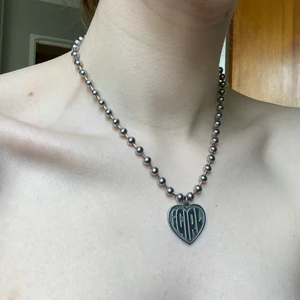 iGirl Pendant halsband  - En av indiemärkets iGirl’s bästsäljare! 44 cm långt 6 mm tjock ball chain i kirurgstål som kan knäppas vart som helst på kedjan, så går att variera från choker till full längd. Nypris 25 USD + frakt och tull. I fint skick, enda tecken på slitage är på knäppet (se sista bild) vilket varken påverkar funktion eller syns då man bär smycket! Jag kan mötas upp på södra sidan av stockholm, annars står köparen för spårbar frakt (66kr), kan skicka billigare men ansvarar då EJ för postens slarv!! 💌