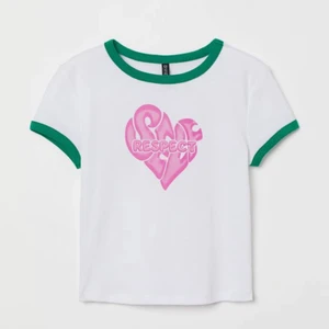 crop top - säljer tröjan på bilden, crop top från h&m i storlek S men har passat mig som har M/L, använd en del gånger så i begagnat skick! Den köptes för ca 2 månader sedan. Skriv privat för fler bilder eller frågor 💗