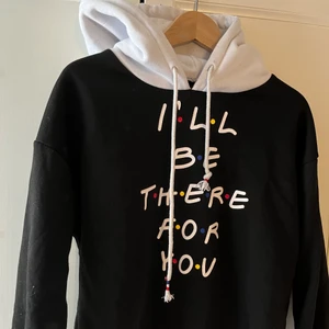 Hoodie - Säljer denna snygga svarta hoodien med vit luva! På trycket står det I’LL BE THERE FOR YOU. 