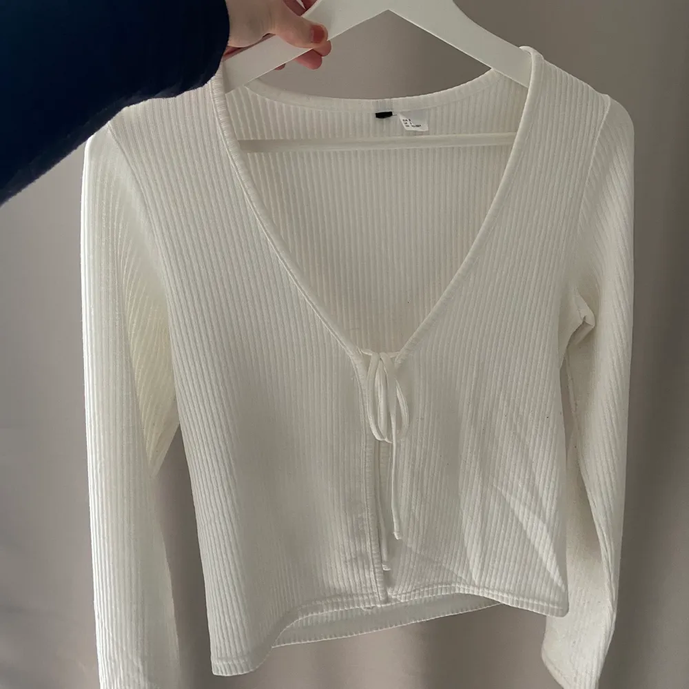 Säljer denna vita topp/tröja då den inte längre kommer till användning💓 I fint skick!. Toppar.
