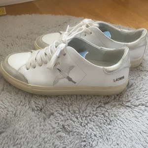 Arigato skor - Ett par så fina Arigato skor som jag köpte i sen höst. Dom är andvända ett fåtal gånger då dom blev för små. Verkligen så tråkigt. Men dom passar så bra till våren och sommaren❤️❤️❤️❤️dom är såklart äkta också💗💗Säljer inte under 800kr ❤️❤️dom är i storlek 38