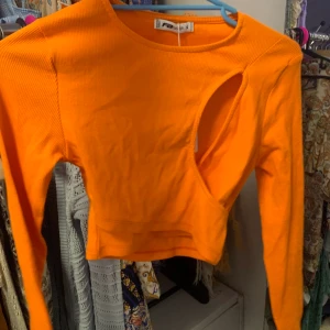 Långärmad med öppning - Super fin orange långärmad med en öppning vid ”bröstet”. Köpt från New Yorker och är aldrig använd, prislapp sitter kvar💗