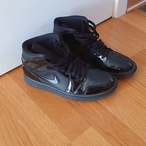 Nike air jordan 1 mid - Knappt använda, säljer pga för små! Storlek: EU40, UK6, innermått 25,5cm. Pris kan diskuteras!