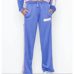 Reebok mjukisbyxor XS - Nästan nyskick, säljer då de inte är min stil och därför blivit liggande. Strl XS, passar XS/S. Nypris 600 