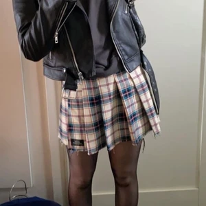 Kjol - Rutig kjol i fina färger men som tyvärr inte kommer till användning 💕 Säljs inte längre och i mycket bra skick! 