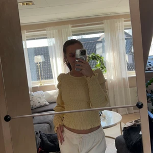 Söt blus💕 - Tycker inte jag passar i gult och den bara ligger i garderoben💕 helt ny nästan 