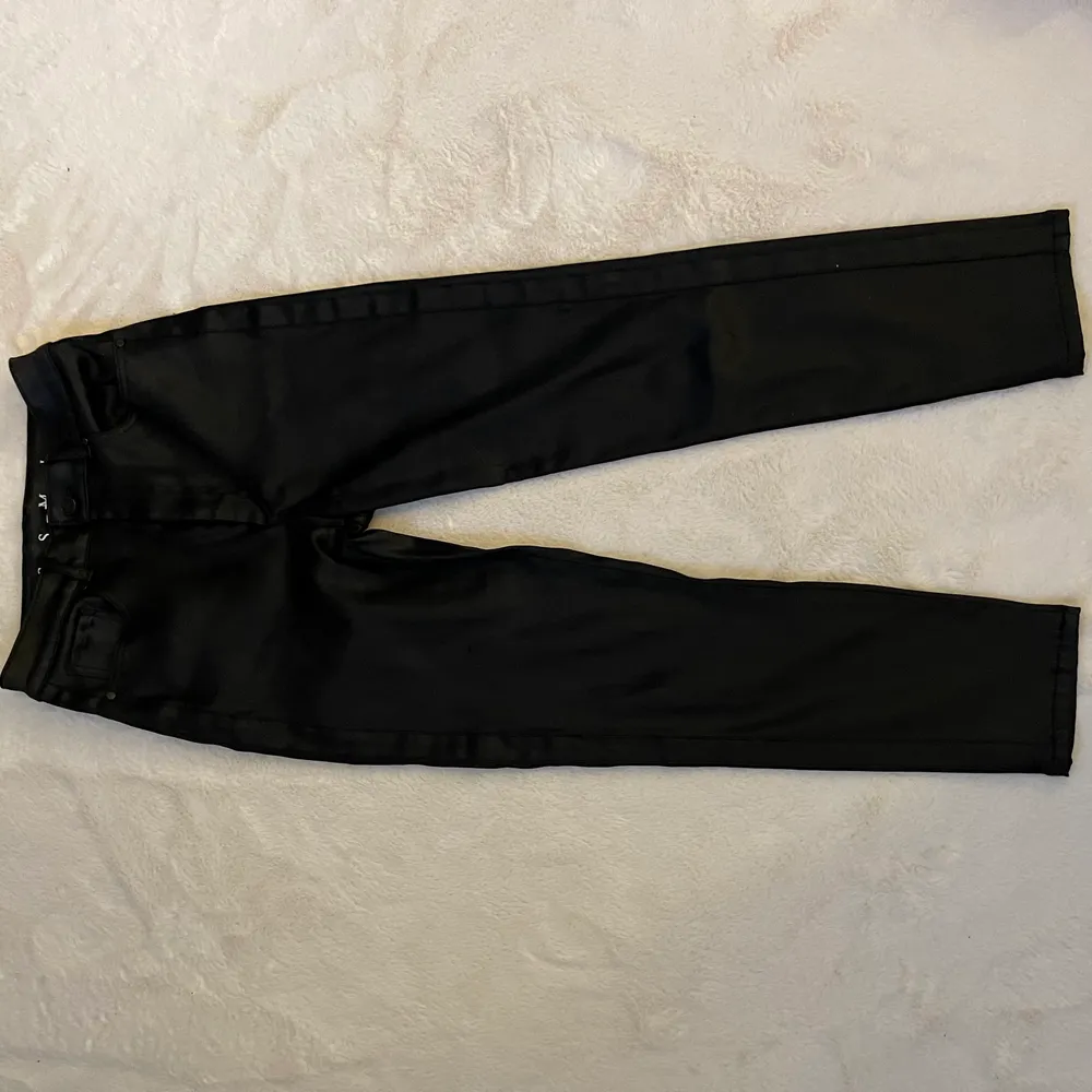 Svarta skinbyxor med en Lose fit använt typ 3 gånger, sitter snygg på.. Jeans & Byxor.