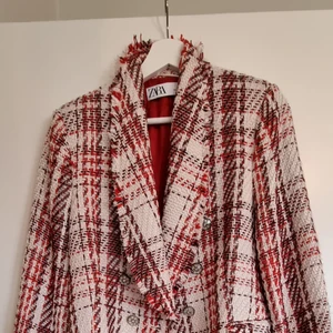 Tweedkavaj - Köpt från Zara. Passar perfekt som vårjacka eller kavaj. 