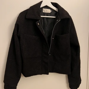 Nelly jacka  - Svart ”Teddy” jacka från Nelly, knappt använd storlek 36.