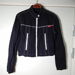 Svartvit jacka  - Svart, kort jacka med vita detaljer. Märkt som 38 men den är snarare 36🌱