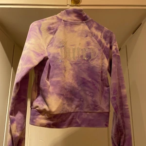 Juicy Couture tiedye tröja  - Ljus lila tiedye Juicy Couture tröja med dragkedja. Väldigt bra skick, storlek Medium 