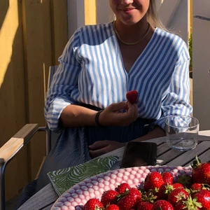 Blus - & Other Stories  - Jättefin blus fån & Other Stories till vår och sommar. Storlek 36