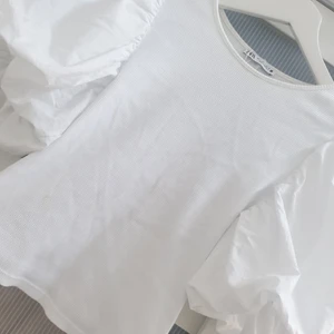 Topp  - En vit topp från Zara som är perfekt till sommaren. Har använt fåtal gånger 