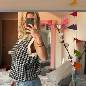 Väst - Snygg väst från SHEIN i storlek L men sitter fint på mig som har S/M :)