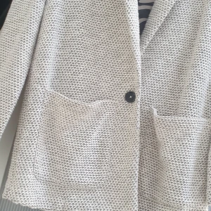 Stickade kofta - En fint stickade kofta den är lång som passar bra till våren. Har använt fåtal gånger.