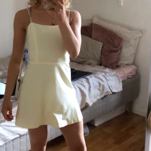 Gul sommarklänning - Super fin sommarklänning i ljus gul färg. Strl. xs och kommer ursprungligen från Zara. Använd ca. 2ggr. Frakt tillkommer 52kr, kan även mötas upp.