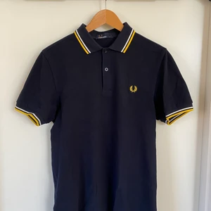 Fred Perry piké str S - Stilren piké i strålande skick! 