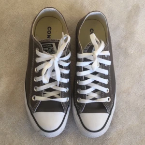 Bruna converse  - Ett par bruna låga converse i storlek 37. Endast använda fåtal gånger så är i väldigt bra skick utöver det lilla där fram💞 350kr