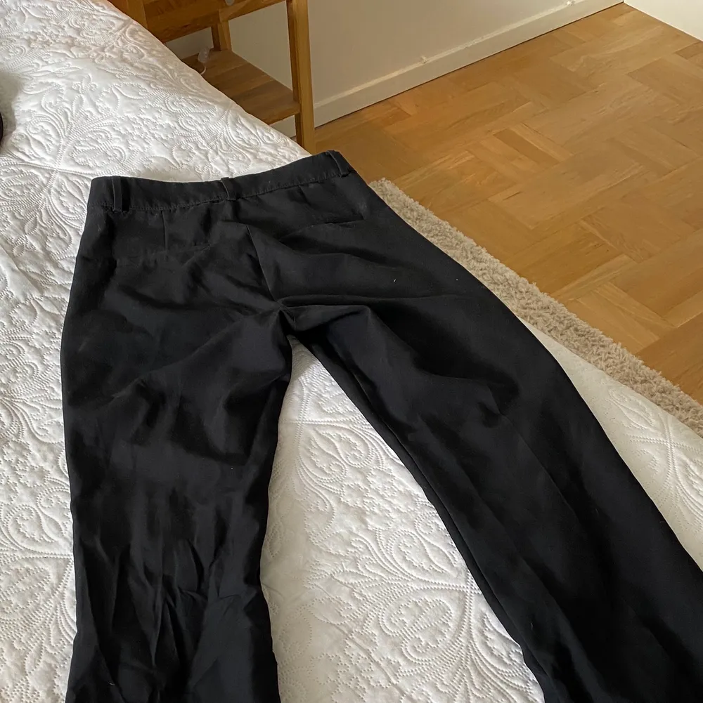 Snygga utsvängda kostymbyxor från BIKBOK. rätt stretchiga i materialet, storlek 36!. Jeans & Byxor.