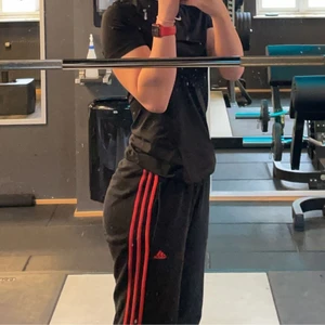 Adidas Mjukis - Säljer dessa Adidas-mjukis som är välanvända !! De är asskönaoch har lite större passform! Frakt ingår inte i priset❤️