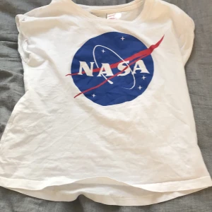 Nasa - Säljer en av mina pyjamas tröjor som är otroligt skön och fin, cool 