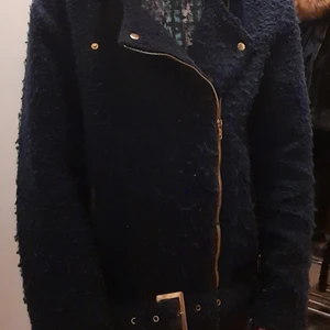 Mörkblå oversized jacka - Blå jacka med dragkedja och skärp i midjan. Stl M, nopprig. 