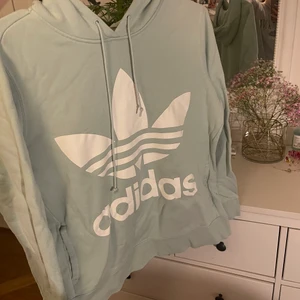 Hoodie - Adidashoodie, har tyvärr klippt bort lappen men skulle gissa på att den är i storleken M, 150kr + frakten man själv får stå för💓