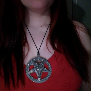 Stort pentagram med jet - Ett rejält pentagram med ett jet huvud i och mönster runt på sirklen. Svart skusterbara snören. 