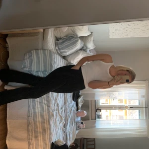 Svarta kostymbyxor  - Svarta fina bootcut kostymbyxor i fint skick, jag är 165 cm och då passar dom fint i längd 🤗 