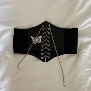 Korsettsliknande bälte - korsettliknande bälte säljes! det är one size (65 cm lång) och den har en del stretch i sig! supersöt!!!