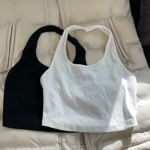 Halterneck XS - Oanvända Halterneck linnen från SHEIN. Storlek XS. Tyvärr för stora för mig då jag är petite så de är lite stora runt överkroppen på mig. Säljer helst båda tillsammans men kan sälja separat också.