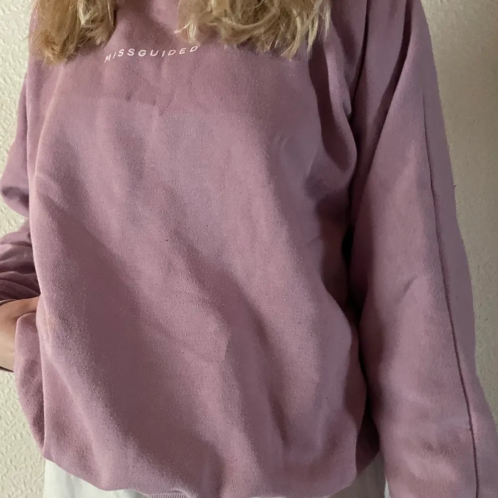 Vanlig lila sweatshirt från missguided, stl 34. Tröjor & Koftor.