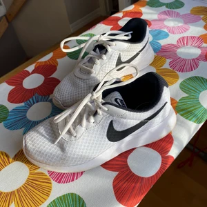 Nike skor - Ett par sneakers/löparskor/träningsskor från nike. Använda men i gott skick! Frakt tillkommer ☺️