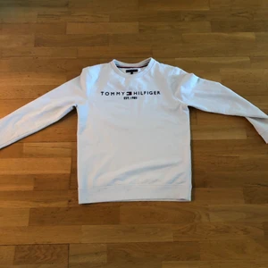 Thommy hillfigher tröja - Storlek 164-170. I väldigt fint skick! Perfekt för sommaren!