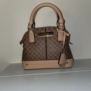River island handväska  - Här säljer jag min fina River Island handväska som är i fint skick,    använt 1 gång. Ny pris - 350kr.       Höjd: 15cm  längd: 18cm  Vidd: 8cm  handtag: 6,5 cm 