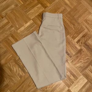 Monki, Beiga kostymbyxor, stl 36 - Supersnygga beiga kostymbyxor från Monki,💓 köpta för ca ett år sedan och använda endast 2-3 gånger!💛 Säljer då jag växt ur dem (Kom privat för mer bilder eller detaljer)☺️ FINNS KVAR! (Budgivningen funkar inte!)