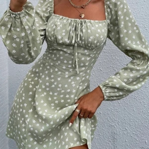 Sommarklänning  - Sommarklänning i nyskick, aldrig använd. Tyvärr för liten för mig så kan ej visa på. 