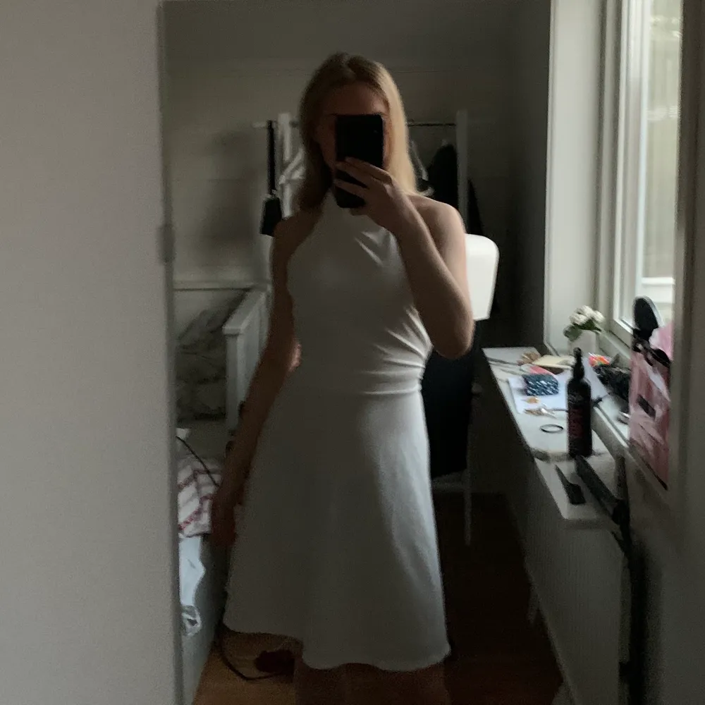 Gullig vit sommar klänning som var tänkt att använda på min konfirmation , aldrig används och som i ny skick 🤍🤍 öppen rygg med knyttdetalj. Klänningar.