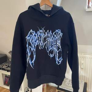 Äkta Revenge hoodie, köpt från deras sida. Knappt använd, så säljs som nästan ny:)