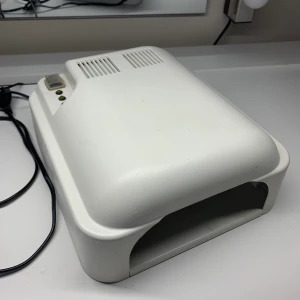 Nagellampa/uv-lampa - Säljer min uv-lampa pga har köpt en ny, fungerar jätte bra och inget fel på den. 