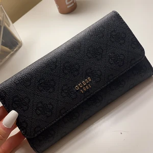 Guess plånbok  - Säljer nu min älskade plånbok från guess, ser ut som ny och inge skavanker på den. Köpte den för cirka 650kr. Skriv för fler bilder🥰