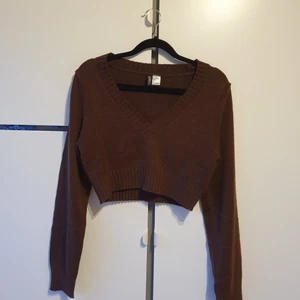 H&M - En croppad tröja i brunt från h&m! Jätte fin, men har aldrig kommit till användning då jag personligen tycker den är för kort för mig. Men den sitter väldigt fint! Jag har bara använd tröjan 1 gång.Tröjan är i storlek S och är V ringad! (Köparen står för frakten, buda från 45 kr!)🤎 för fler bilder, kontakta privat!                                             Ord.pris 100 kr!                                                                             Priset kan diskuteras!🤎✨️ Fraktpris framkommer!