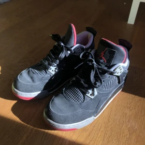Jordan 4 - Jordan 4 retro- 2012. Skicket på skon är okej, därav priset. skriv för mer bilder💕